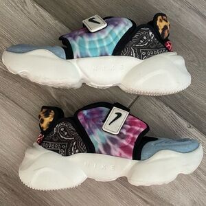 NIKE Aqua rift fit multicolored patterned sneaker sock shoe size 8 women’s